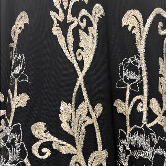 Elegant Black and Cream Floral Women's Top - Picture 4 of 6